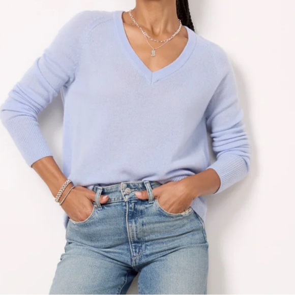 Evereve Sweaters - Evereve Size L Blue V-Neck 100% Cashmere Pullover Sweater Women’s Lightweight